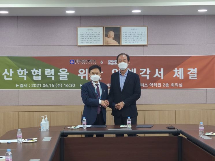 류병환 테라젠이텍스 대표(오른쪽)와 김상건 동국대 약대학장장이 지난 16일 동국대학교에서 산학 협력을 위한 양해각서를 체결하고 기념촬영을 하고 있다.(사진제공=테라젠이텍스)