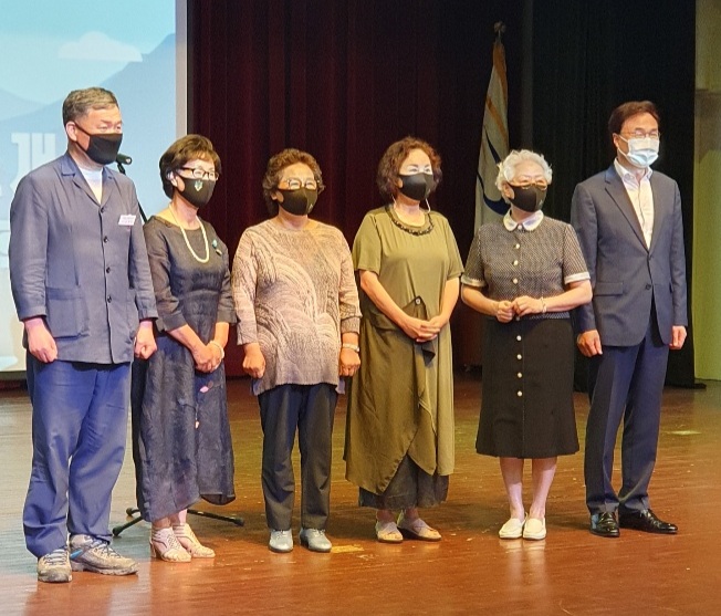 부산 기장군청에서 열린 에버그린 영화대학 입학식. 오규석 기장군수(맨왼쪽)와 김대식 동서대부총장(맨오른쪽)이 배우 수업에 들어온 어르신 입학생과 기념촬영을 하고 있다.