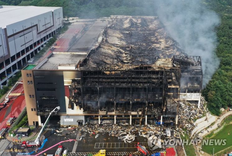 지난 17일 화재가 발생한 경기도 이천시 마장면 쿠팡 덕평물류센터가 지난 19일 뼈대를 드러낸 모습. / 사진=연합뉴스