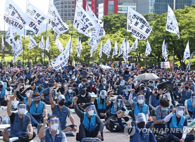 지난 16일 오전 서울 여의도공원에서 전국택배노동조합 조합원들이 과로사 대책 마련과 사회적 합의 이행 촉구 집회를 하고 있다. / 사진=연합뉴스