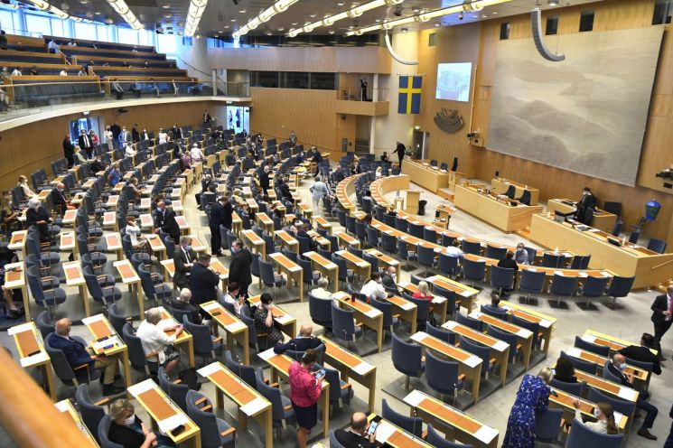 스웨덴 의회, 사상 첫 총리 불신임안 가결...연정 무너져 