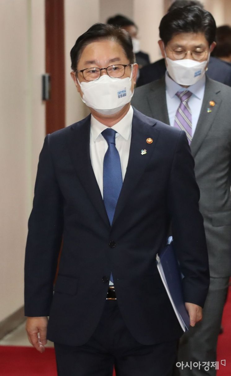 박범계 법무부 장관이 22일 서울 종로구 정부서울청사에서 열린 국무회의에 참석하고 있다./김현민 기자 kimhyun81@