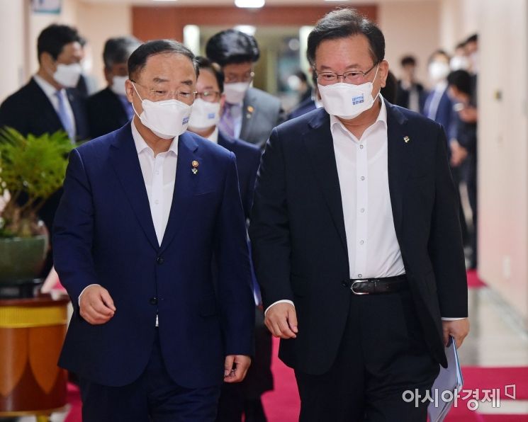 [포토] 국무회의 향하는 김부겸 총리와 홍남기 부총리