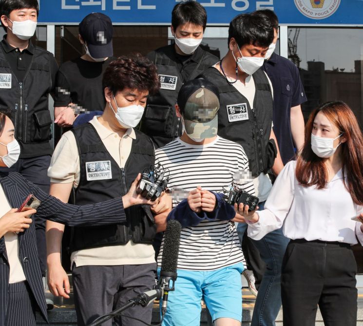 오피스텔에서 친구를 감금해 살해한 혐의를 받는 피의자 안모·김모 씨가 지난 6월 22일 오전 검찰로 송치되기 위해 서울 마포구 마포경찰서를 나서고 있다. [이미지출처=연합뉴스]
