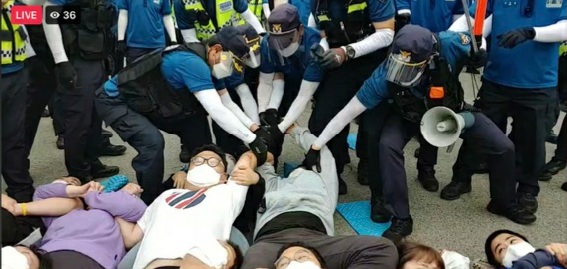 성주 사드기지 주민·경찰 충돌 … 나흘 만에 물자 반입 재개