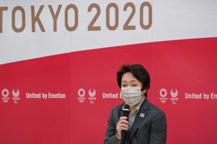 도쿄올림픽 조직위, 경기장 내 음주 허용 검토에 비판 확산 