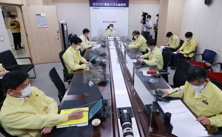 보건복지부 장관인 권덕철 중앙재난안전대책본부 1차장이 22일 오전 세종시 정부세종청사에서 열린 코로나19 대응 중앙재난안전대책본부 회의를 주재하며 발언하고 있다. 이날 회의에서는 최근 확산되고 있는 변이바이러스의 현황과 대응 방안에 대한 논의가 이뤄졌다. [이미지출처=연합뉴스]