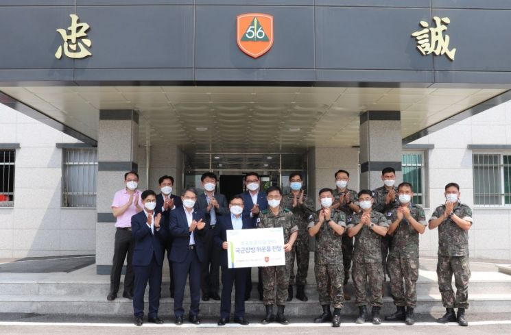임동순 농협은행 HR·업무지원부문 부행장(첫줄 왼쪽에서 세번째)와 직원들이 22일 경기도 고양시에 위치한 육군 제56보병사단(북한산부대)을 방문해 위문품을 전달하고 최인수 사단장(첫줄 왼쪽에서 네번째) 및 부대 장병들과 함께 기념촬영을 하고 있다.