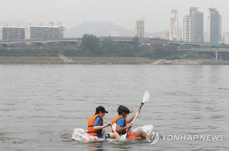 지난 2014년 대학생 2명이 국산과자 60여개를 묶어 만든 뗏목으로 한강을 건너 화제가 됐다. / 사진=연합뉴스