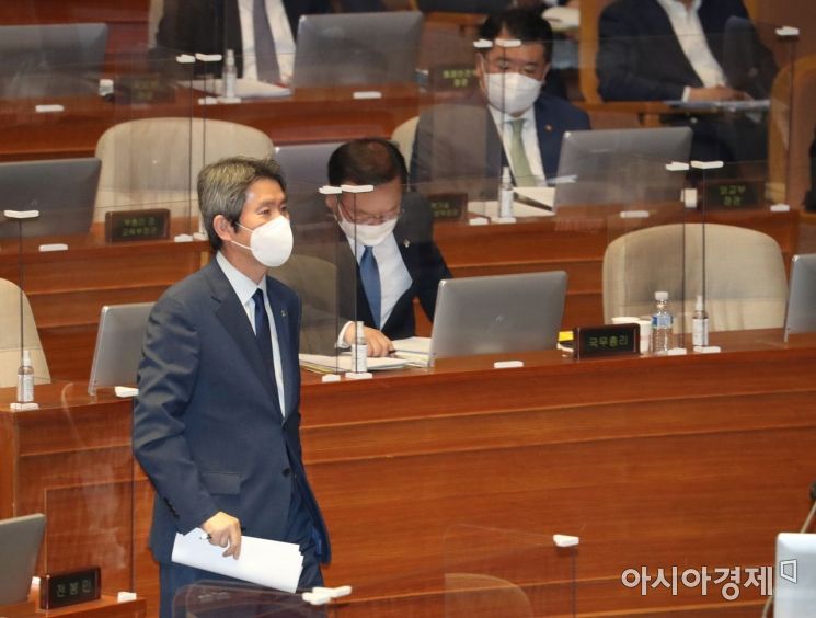 이인영 통일부 장관이 22일 국회 본회의에서 열린 정치·외교·통일·안보 분야 대정부 질문에 출석, 의원의 질의에 답변하기 위해 단상으로 나가고 있다./윤동주 기자 doso7@