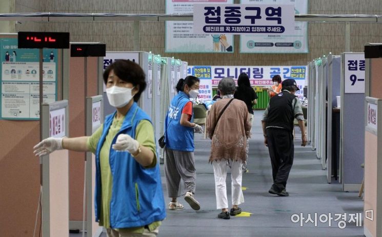 코로나19 백신 1차 접종자가 1천 500만명을 넘어서면서 접종률도 30%에 육박한 22일 서울 동작구 예방접종센터 모습. 이날 0시 기준 코로나19 백신 1차 접종자는 2만231명 늘어 누적 1503만9998명을 기록했다. 전체 인구의 29.3%다. 2차 접종까지 모두 마친 인원은 416만7533명으로 전국민 대비 8.1% 수준이다./김현민 기자 kimhyun81@