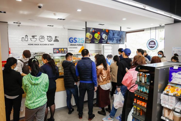 지난달 오픈한 GS25 몽골 니스렐점에 고객들이 붐비고 있다(사진제공=GS25),