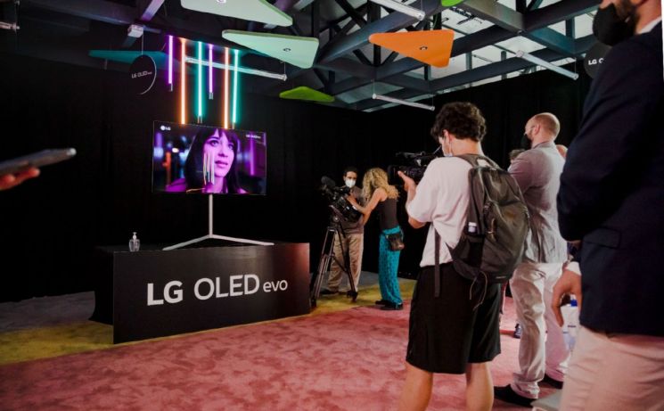 LG전자가 스페인에서 세계적 명성의 디자인학교 학생들이 선보인 디지털아트를 올레드 TV를 통해 선보였다. 전시장을 찾은 관람객들이 LG 올레드 TV와 함께 전시한 디지털아트를 감상하고 있다./사진제공=LG전자