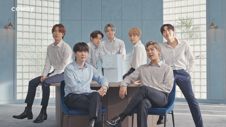 코로나19로 장기화 된 집콕 생활에 홈카페와 홈바가 하나의 트렌드로 자리잡은 가운데 관련 시장은 올해도 점차 확장될 전망이다. 사진은 BTS가 모델로 나선 코웨이의 AIS 정수기. 사진제공 = 코웨이