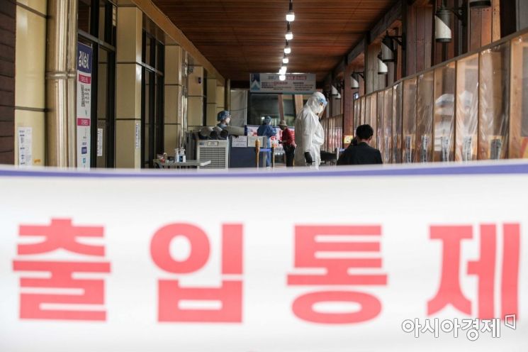 서울 송파구청에 마련된 선별진료소를 찾은 시민들이 검사를 받기 위해 기다리고 있다./강진형 기자aymsdream@