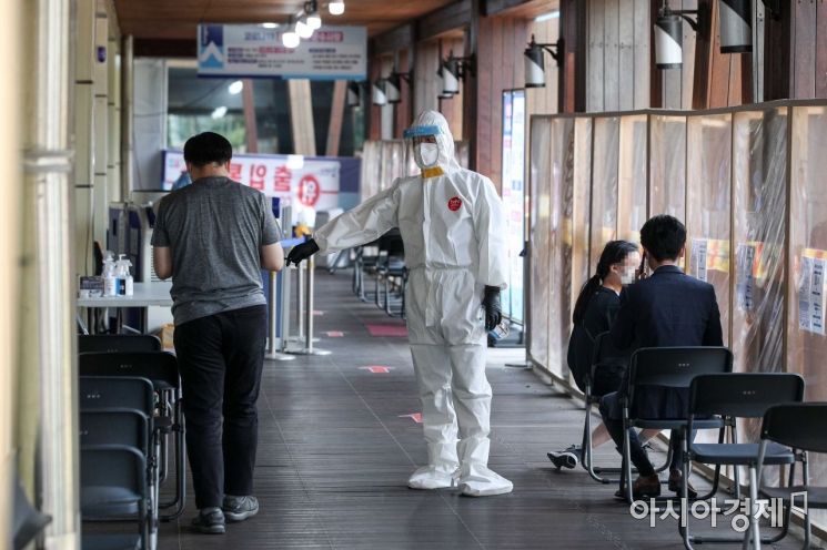 코로나19 신규 확진 이틀 연속 600명대… 백신 1차 접종률 29.5%