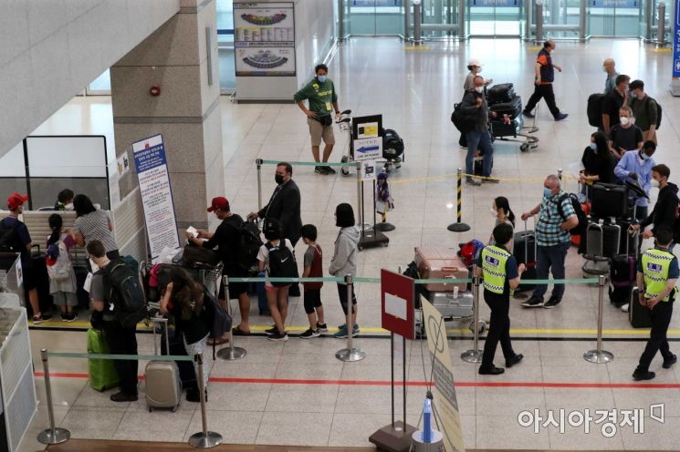 [포토]교통편 안내 기다리는 해외 입국자들 