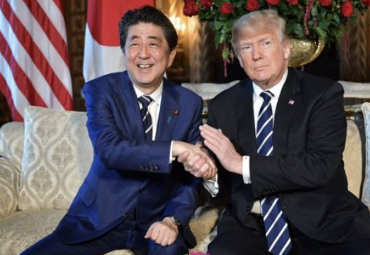 ▲아베 신조 일본 전 총리(왼쪽)와 도널드 트럼프 전 미국 대통령