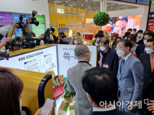 23일 서울시 강남구 코엑스에서 열린 제1회 디지털 유통대전에서 안철민 SSG닷컴 SCM담당 상무(가운데)가 박진규 산업부 차관(오른쪽)에게 친환경 미생물 아이스팩, 냉장 전기배송차 등을 소개하고 있다. 사진=아시아경제 문혜원