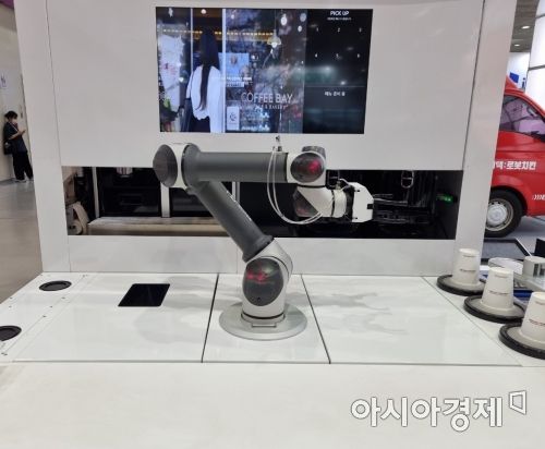 23일 서울시 강남구 코엑스에서 열린 '제1회 디지털 유통대전' 현장 부스에 마련된 커피베이의 로봇 바리스타. 사진=아시아경제 문혜원