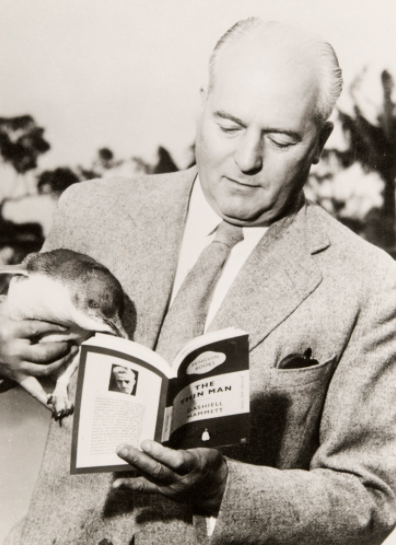 양장본 버리고 주머니에 쏙…독서 대중화 이끈 '펭귄북스' [히든業스토리]