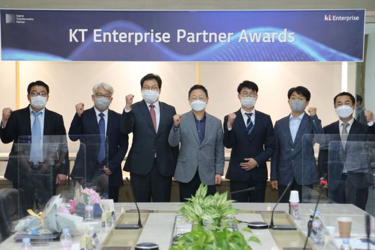 (왼쪽부터)김홍동 우주텔레콤 ICT사업본부장, 정철민 콘텐츠브릿지 부사장, 안종업 위드네트웍스 대표, 신수정 KT Enterprise부문장, 김재욱 한국클라우드 상무, 서원복 엔에스원소프트 대표, 이형수 모노커뮤니케이션즈 대표.