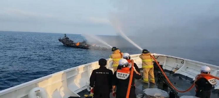 제주 해상서 낚시어선 불…16명 모두 구조(종합)