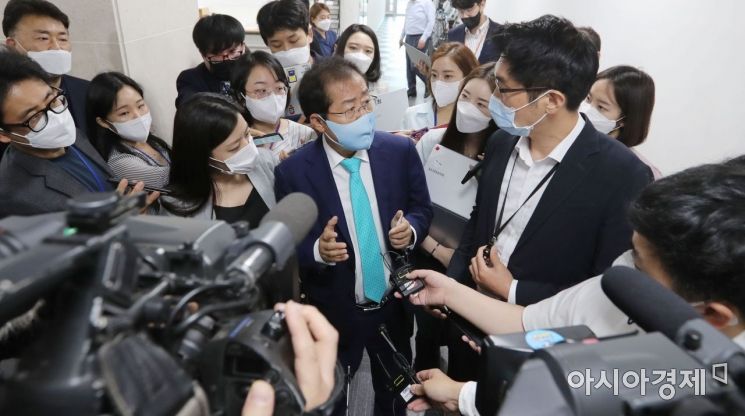 1년 3개월만에 국민의힘 복당의 결정된 홍준표 의원이 24일 국회 소통관에서 기자회견을 마친 후 회견장을 나서면서 기자들에게 질문을 받고 있다./윤동주 기자 doso7@