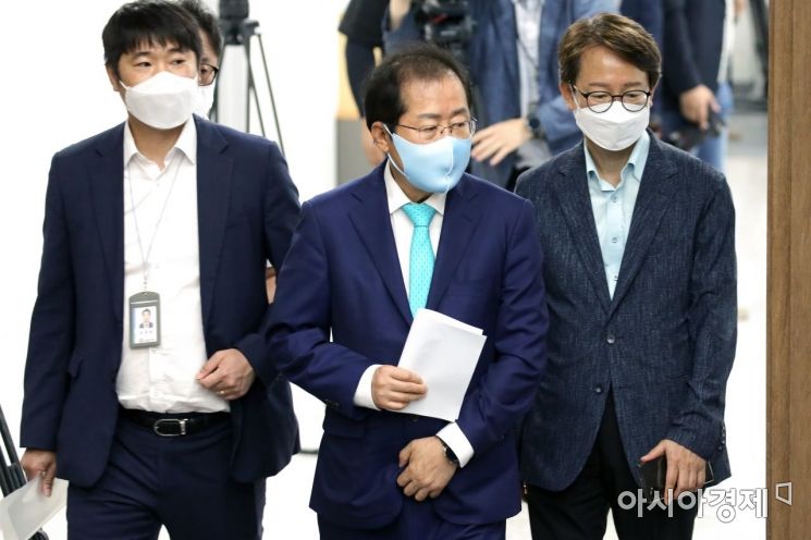 1년 3개월만에 국민의힘 복당의 결정된 홍준표 의원이 24일 국회 소통관에서 기자회견을 하기 위해 회견장으로 들어서고 있다./윤동주 기자 doso7@