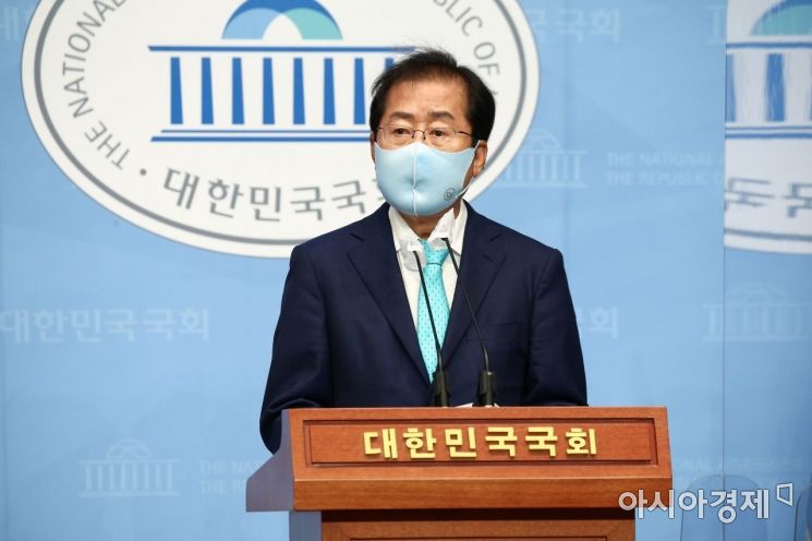 1년 3개월만에 국민의힘 복당의 결정된 홍준표 의원이 24일 국회 소통관에서 기자회견을 하고 있다./윤동주 기자 doso7@