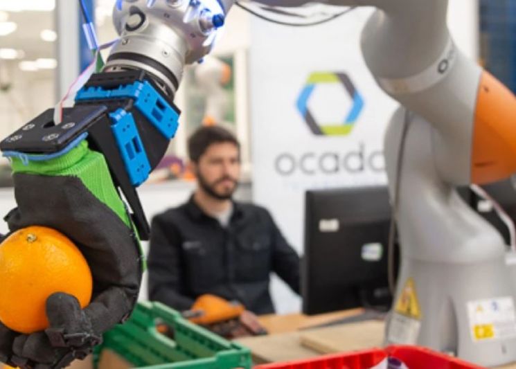 로봇 물류센터 개발에 막대한 투자를 하고 있는 영국 이커머스 기업 오카도 / 사진=오카도