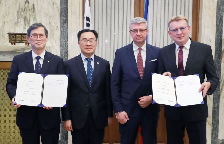 문승욱 산업통상자원부 장관(사진 왼쪽에서 두번째)과 정재훈 한국수력원자력 사장은 지난 18일(현지시간) 체코 산업통상부에서 열린 '한-체코 원전 및 첨단산업분야 협력 강화를 위한 업무협약(MOU) 체결식'에 참석했다.