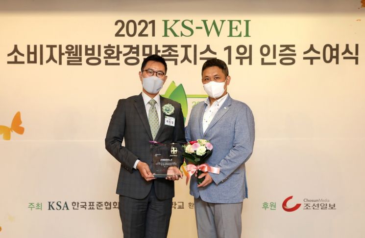 교원그룹 건강가전 종합 브랜드 웰스(Wells)는 가정용 식물재배기 ‘웰스팜’이 '2021 소비자웰빙환경만족지수(KS-WEI)' 식물재배기 부문 1위에 선정됐다고 24일 밝혔다. 사진은 이임정 웰스 디자인팀장, 이수진 웰스팜 상품기획파트장의 기념촬영 모습. 사진제공 = 웰스