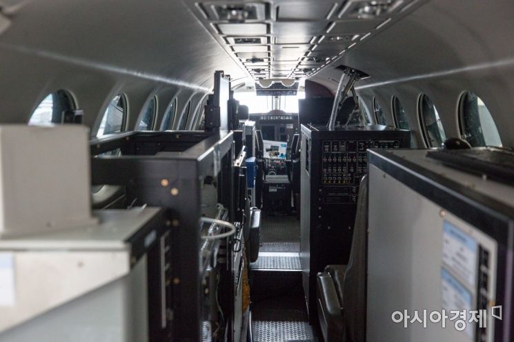 24일 서울 강서구 김포 비즈니스 항공센터에서 기상항공기 '나라호' 내부가 공개되고 있다./강진형 기자aymsdream@