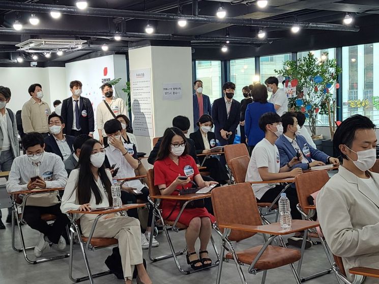 24일 오후 1시 서울 영등포구 국민의힘 당사에서 열린 '나는 국대다' 제1회 토론배틀 대기실에 지원자들이 앉아 있다. /사진=박준이 기자