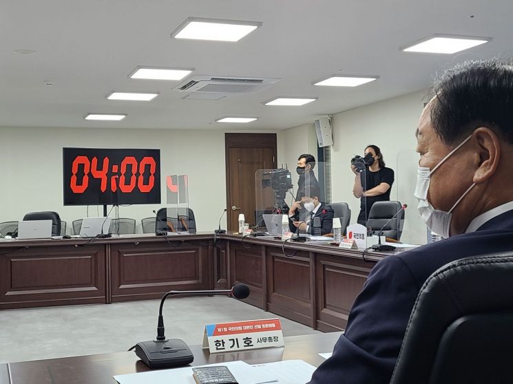 24일 오후 1시 서울 영등포구 국민의힘 당사에서 열린 '나는 국대다' 제1회 토론배틀 면접장에서 심사위원인 한기호 국민의힘 사무총장이 면접을 준비하고 있다. /사진=박준이 기자