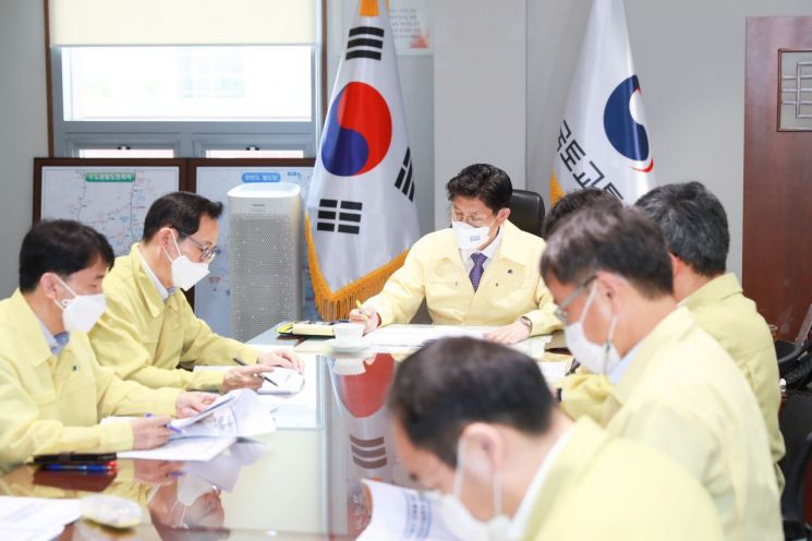 노형욱 국토교통부 장관이 24일 광주 동구 건축물 붕괴사고와 관련 중앙 사고수습본부 5차 회의를 열고 주요 문제점에 대한 조치현황 및 개선방안을 논의하고 있다. / 국토부 제공.