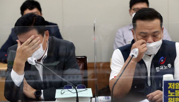 24일 오후 정부세종청사 최저임금위원회 회의실에서 열린 5차 전원회의에서 사용자위원인 류기정 한국경영자총협회 전무(왼쪽)와 근로자위원인 이동호 한국노동조합총연맹 사무총장이 고민하는 표정을 짓고 있다.(이미지 출처=연합뉴스)