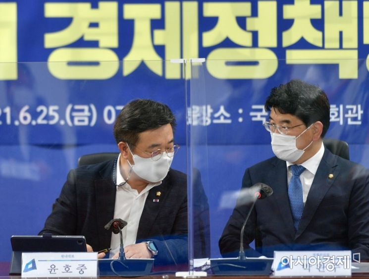 윤호중 더불어민주당 원내대표가 25일 국회에서 열린 '2021 하반기 경제정책방향 당정협의'에 참석, 회의 도중 박완주 원내수석부대표와 이야기를 나누고 있다./윤동주 기자 doso7@