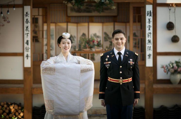 첫 한미장교 부부, 프로야구 시구·시타 나선다