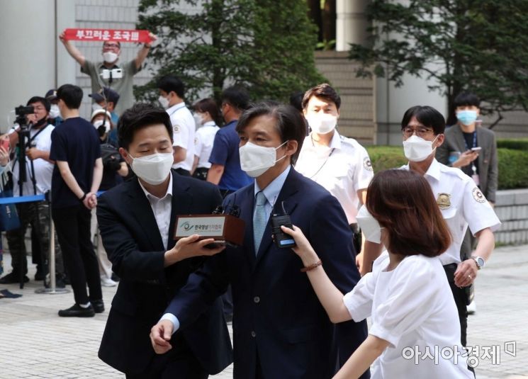 감찰 무마 의혹과 자녀 입시 비리 등의 혐의로 기소된 조국 전 법무부 장관이 25일 서울 서초구 서울중앙지방법원에서 열린 공판에 출석하고 있다. 뒤편 조 전 장관의 지지자들이 조국의 시간 책을 들고 있다. /문호남 기자 munonam@
