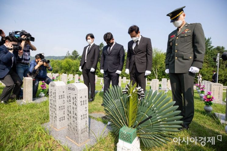 [포토]호국 형제의 묘 찾아 참배 나선 오세훈 서울시장