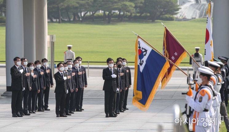 [포토]국기에 대한 경례하는 박범계 법무장관