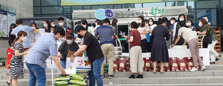 지난 24일 인천 부평구청 앞 광장에서 농특산물 직거래 판매 행사가 진행 중에 있다.    사진자료=함평군 제공
