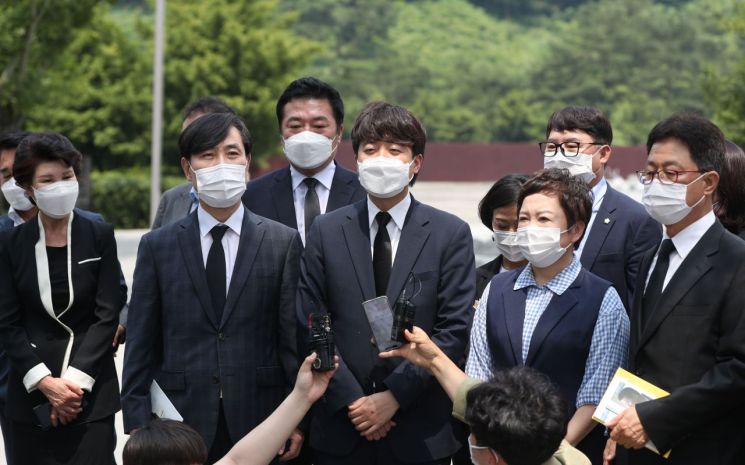 봉하마을 방문한 이준석 "노무현 대통령 폄훼, 제지하겠다"