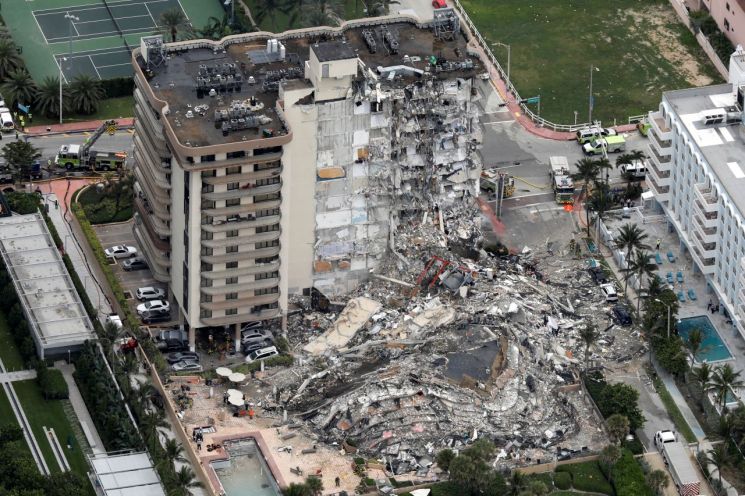 바이든 美 대통령, 12층 아파트 붕괴 플로리다에 비상사태 선포