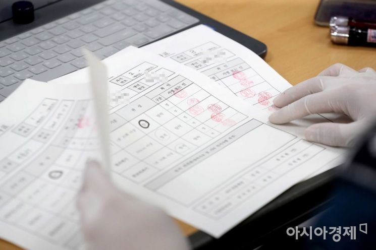 감독관이 응시생들의 합격 여부를 알려주고 있다. /문호남 기자 munonam@