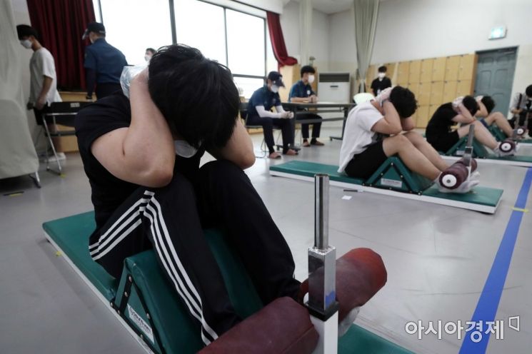 시험 응시생들이 윗몸 일으키기를 하고 있다.  /문호남 기자 munonam@
