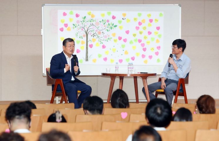 박일호 경남 밀양시장(왼쪽)이 지역 청년들의 질문에 답하고 있다.[이미지출처=밀양시]