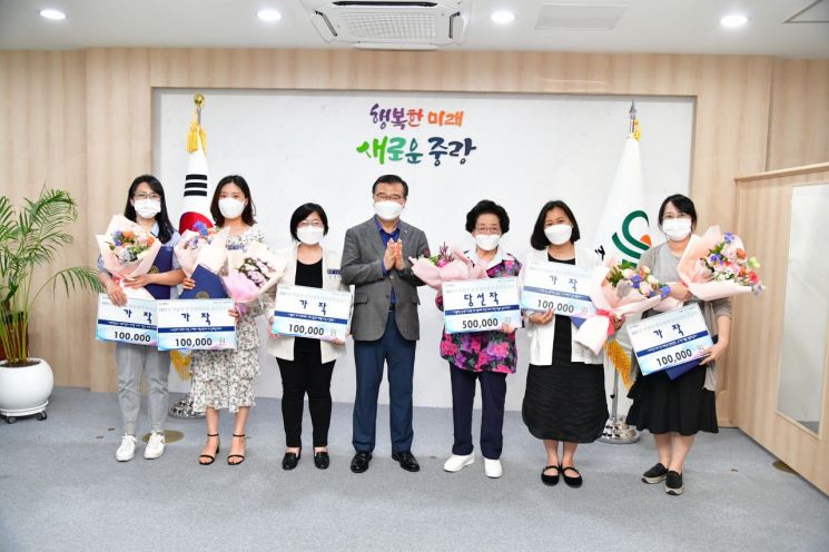 [포토]‘마스크 파란 하늘로 날아가네’...중랑행복글판 여름편 대상 선정